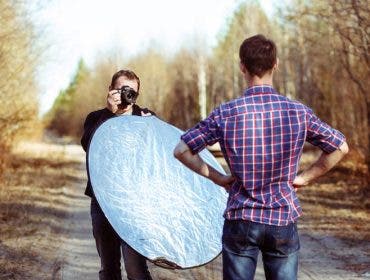 reflector diffuser photographer with model