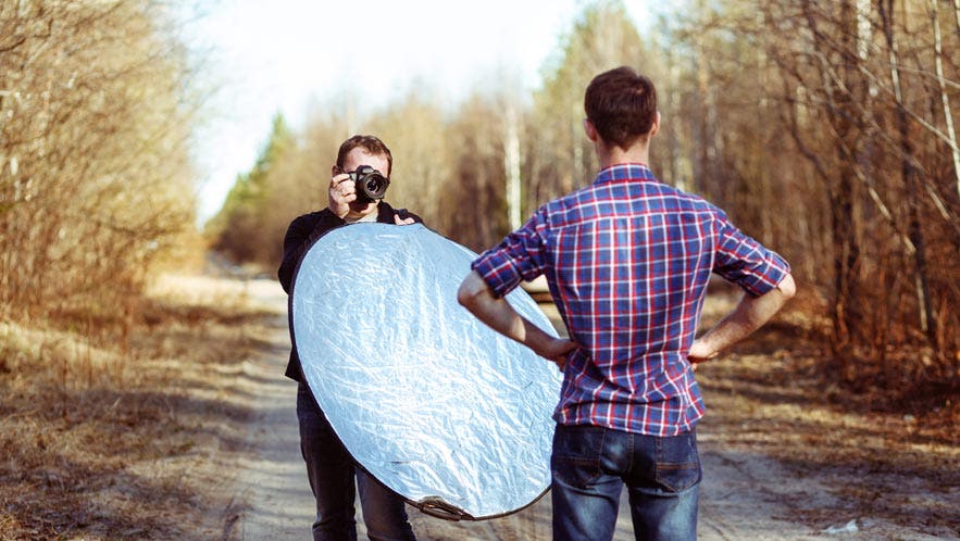 reflector diffuser photographer with model