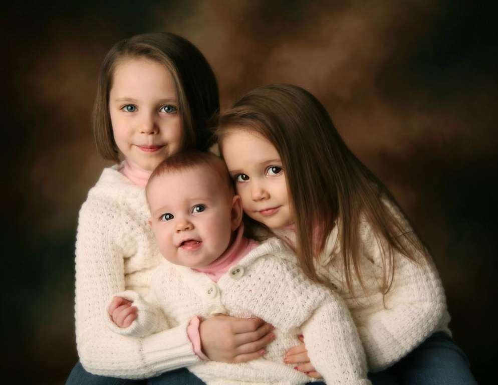 children posing in front of muslin fabric photography backdrop