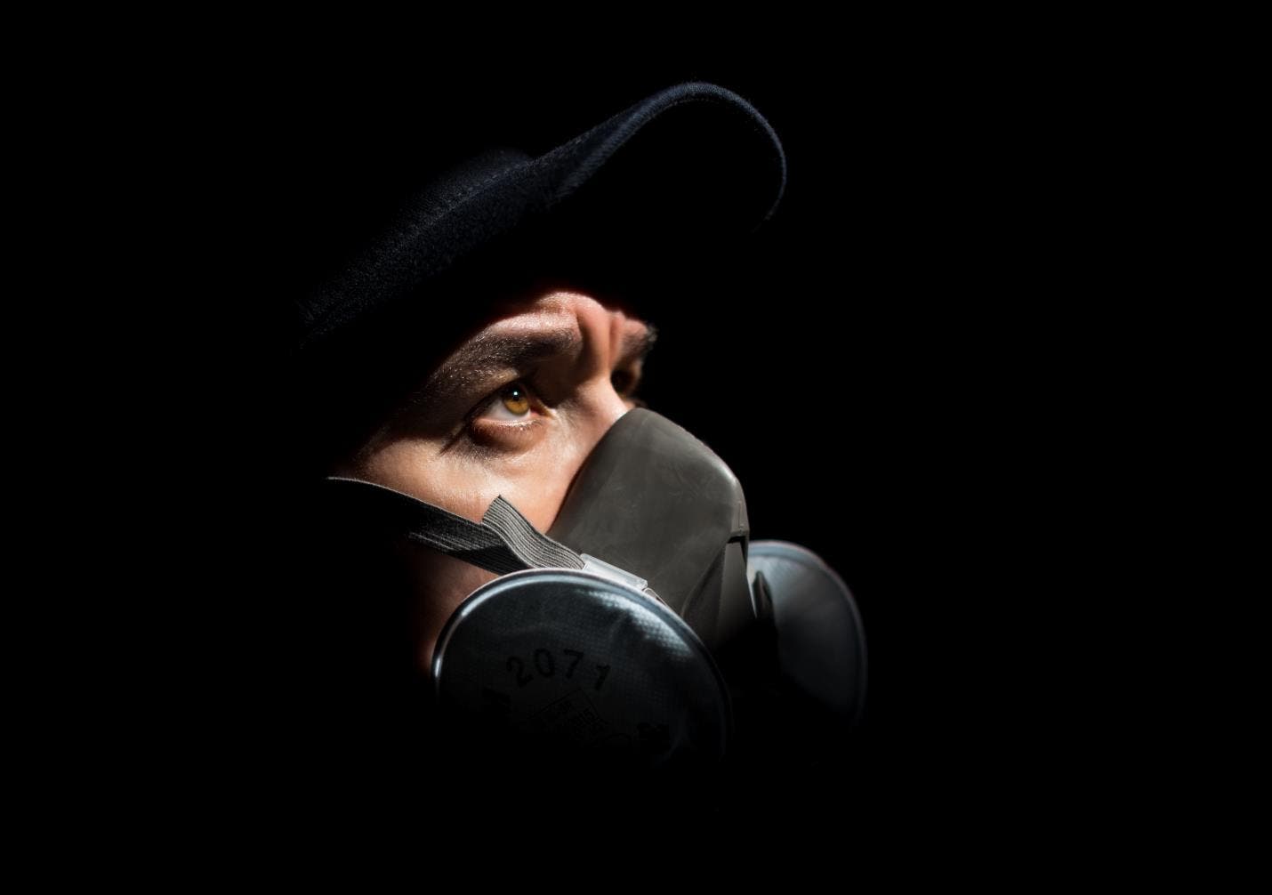 contrast image of leading eye to subject