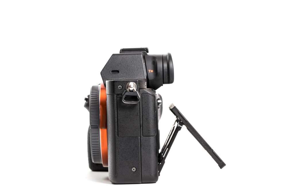 mirrorless camera side view with tilting screen