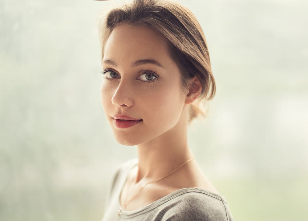 portrait of a woman using a good portrait lens