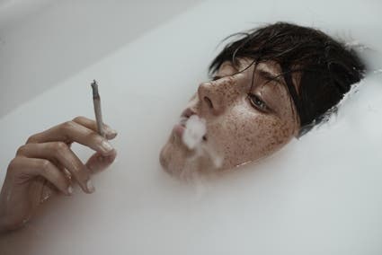 smoking feminine in milk bath