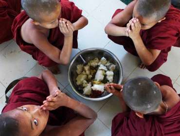 children praying for the food