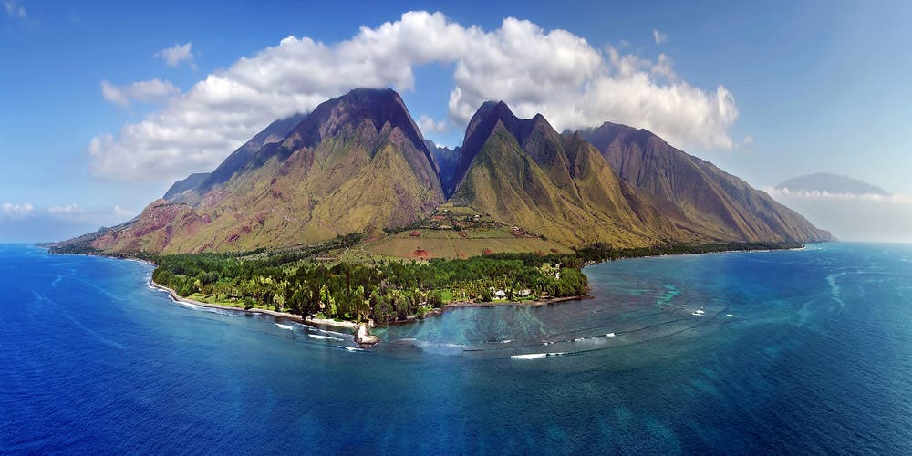 drone aerial panorama of the Island of Maui, Hawaii