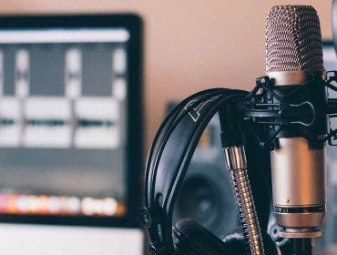 podcast microphone and headphones best podcast recording software