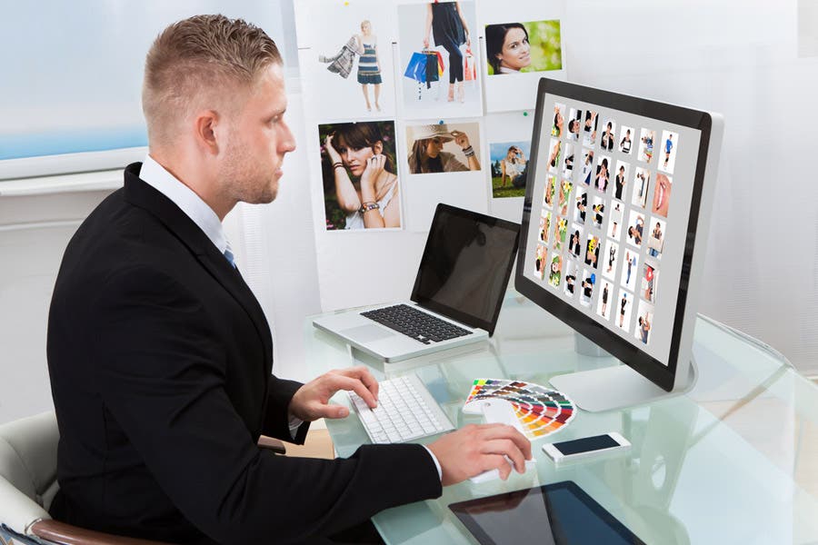 agent looking at an online modeling portfolio