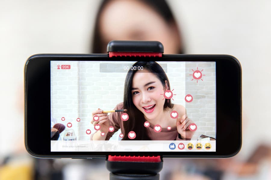 Influencer streaming on facebook live