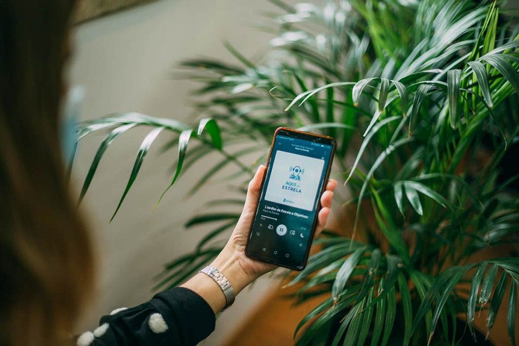 podcast playing on iphone