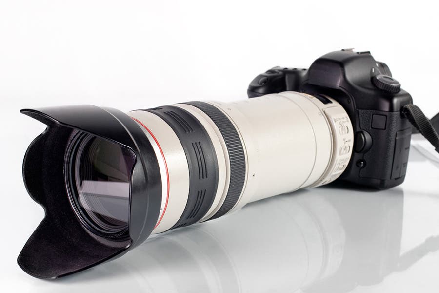 camera with attached medium telephoto L lens