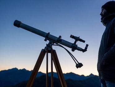 Beginner's Guide to Telescopes a man watches the night sky
