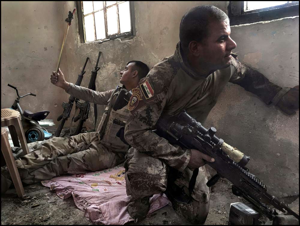Carol Guzy/Zuma Press ISIS fighters search