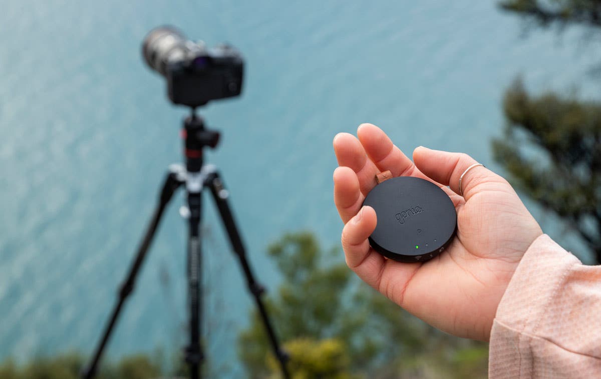 Syrp Genie Micro in hand