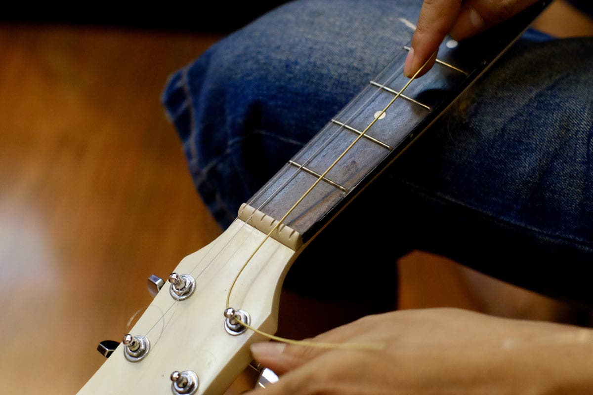 changing tuning acoustic guitar strings