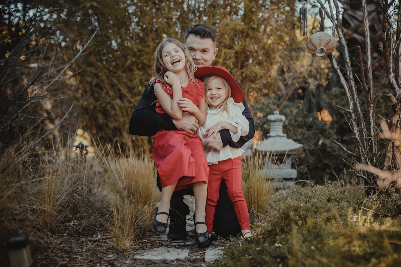 children laugh with their dad in kids photography ideas for creative photos