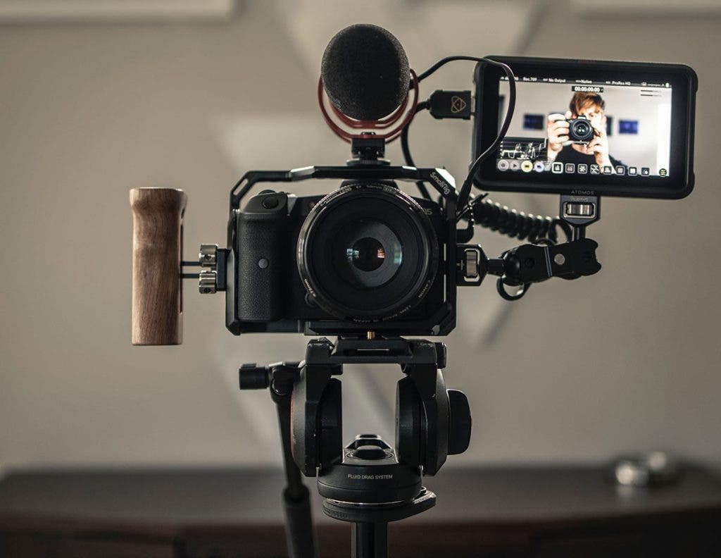 camera with external camera screen