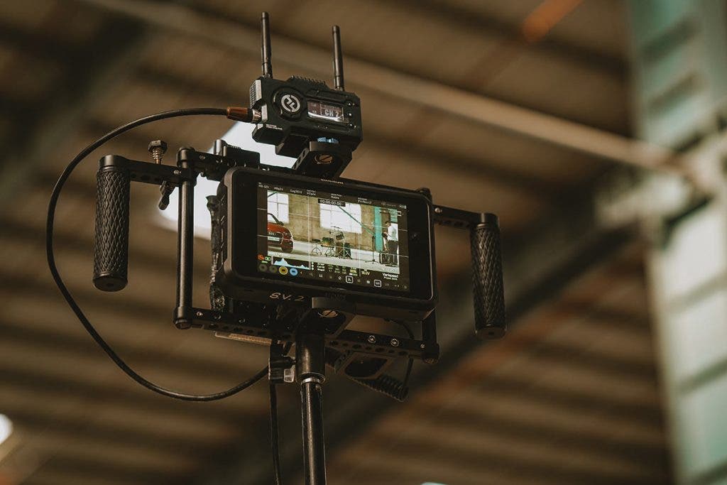 external camera screen on tripod
