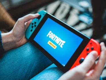 woman playing fortnite on nintendo switch