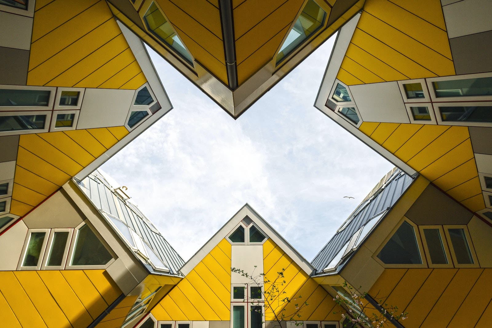 how to use symmetry in photography with interesting angles