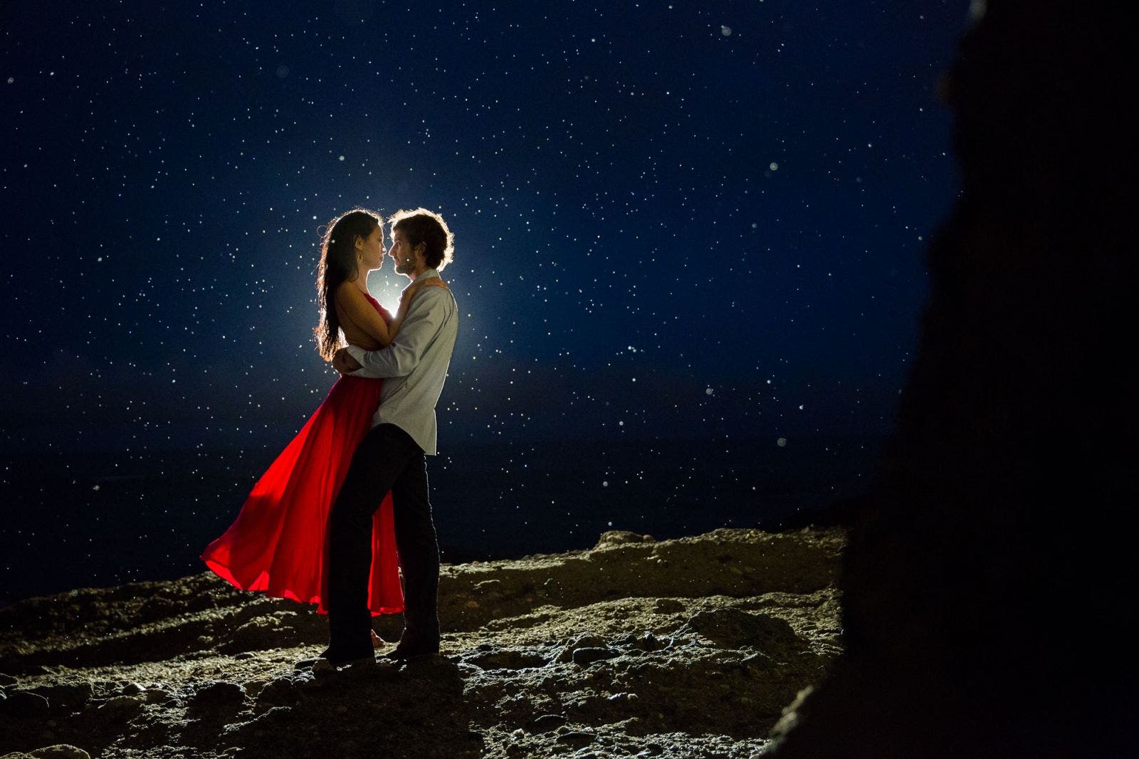 rain photography couples portrait backlit