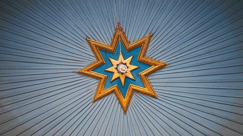 radial balance in photography star lightbulb