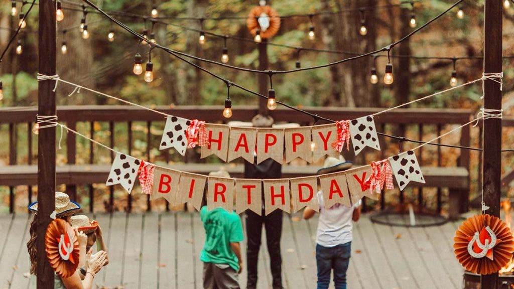 outdoor family birthday photoshoot idea