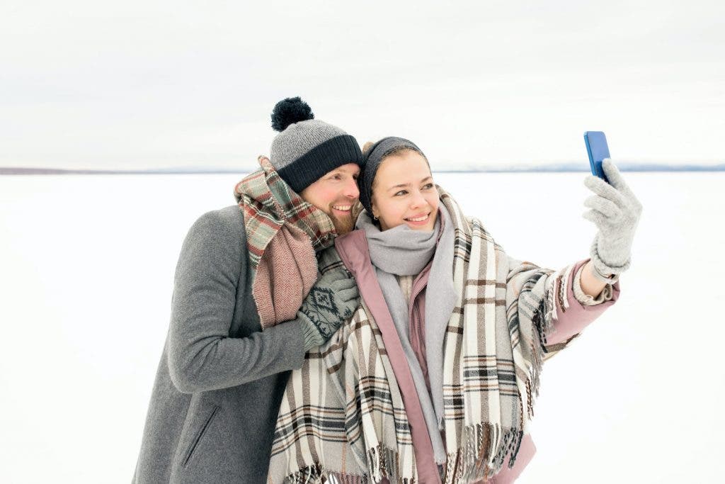how to take a good selfie with flat lighting
