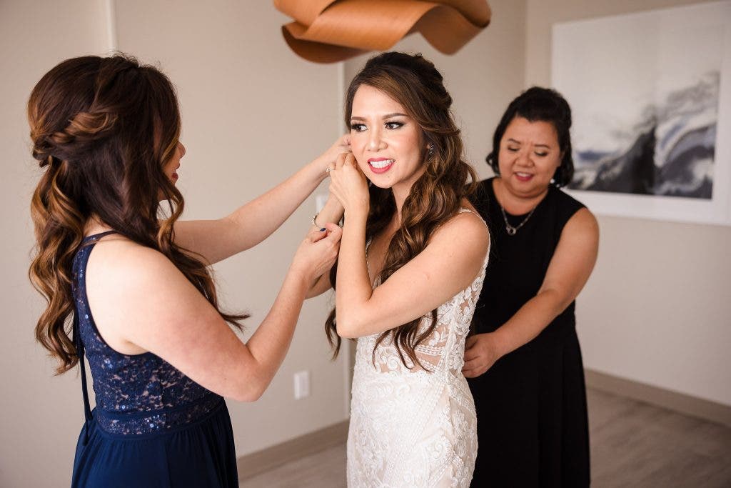 35mm vs 50mm bridal prep with family