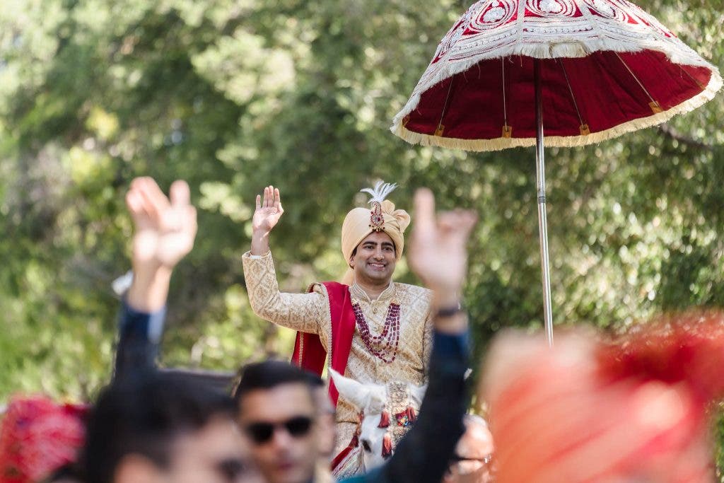 lens compression to bring groom closer during baraat
