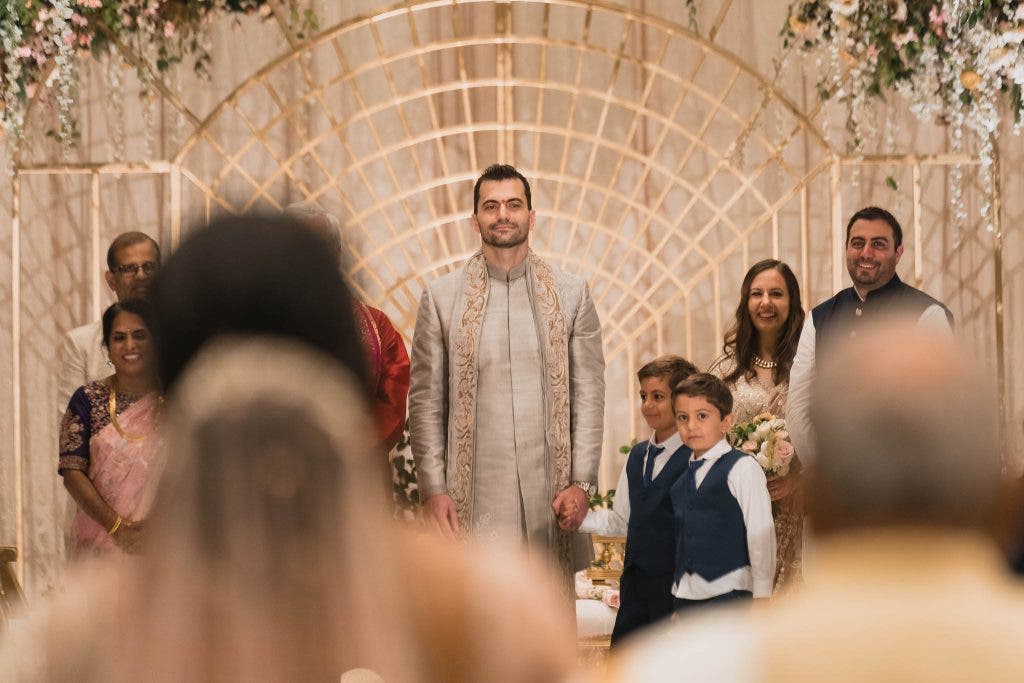 lens compression in over-the-shoulder first look