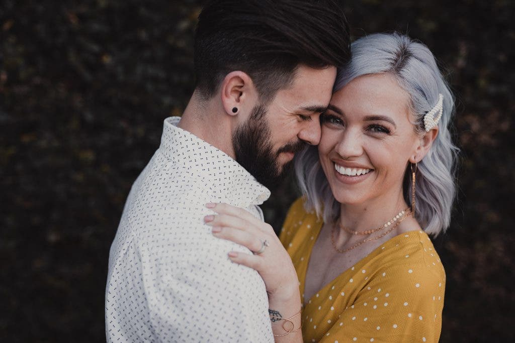 how to smile for pictures with couple in candid pose