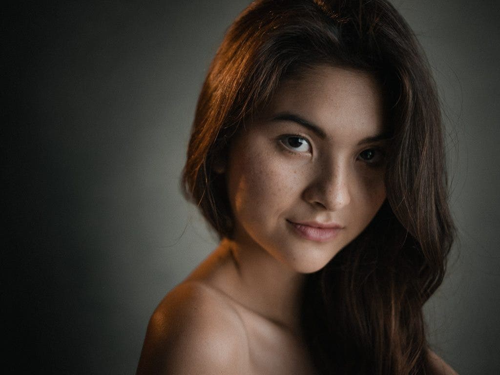 girl with mona lisa smile