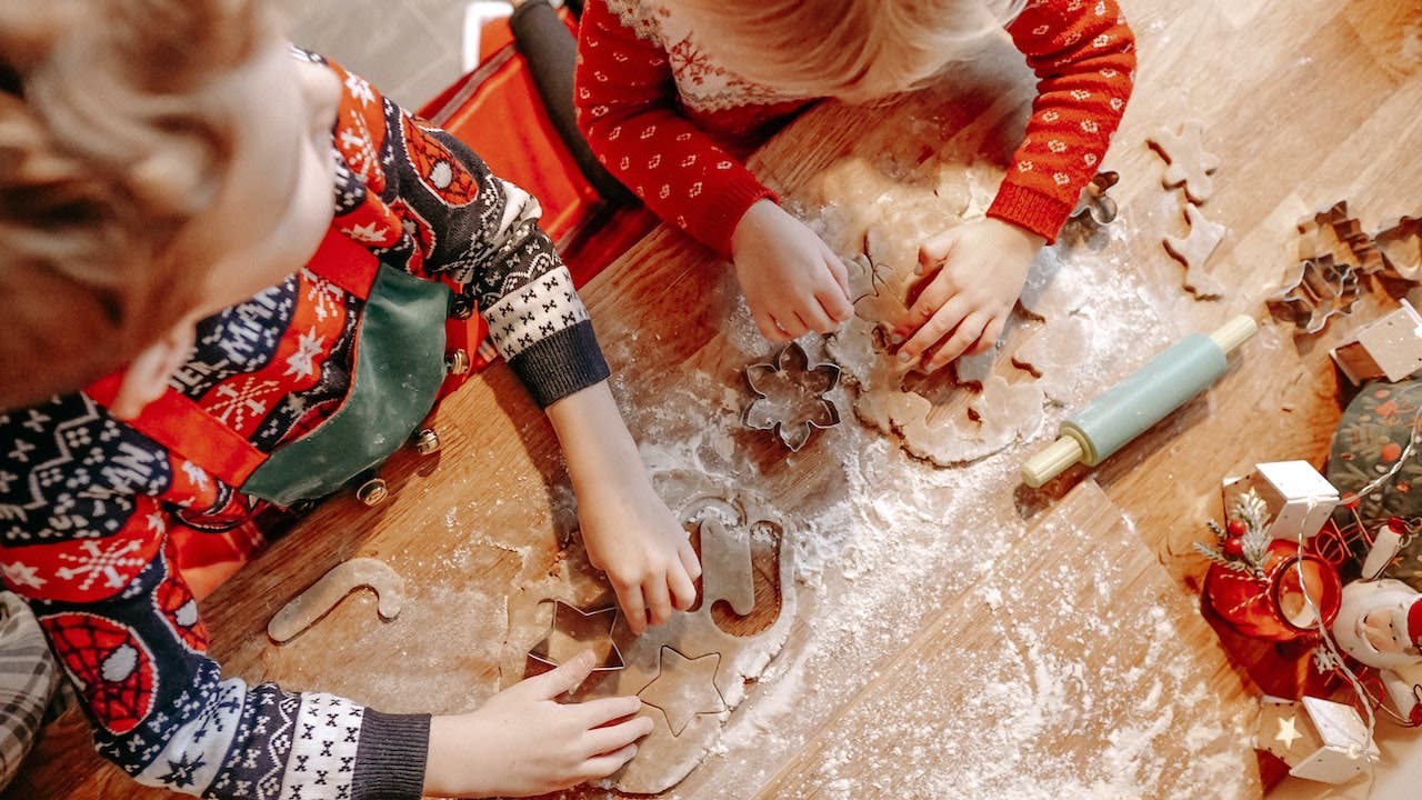 kids baking cookies