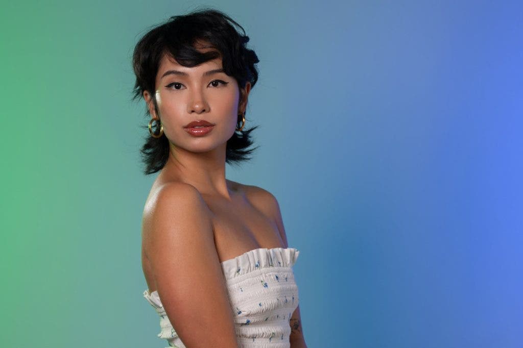 This image shows the results of shaping light with V-Flats