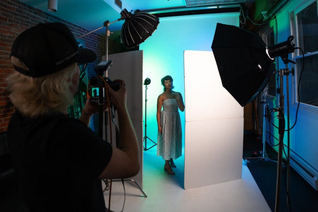 This image demonstrates how to shape light with V-Flats