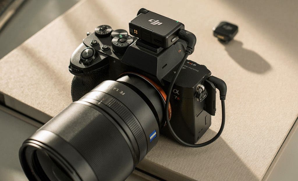 dji-mic-mini-connecting-to-sony-a7r-iv-camera