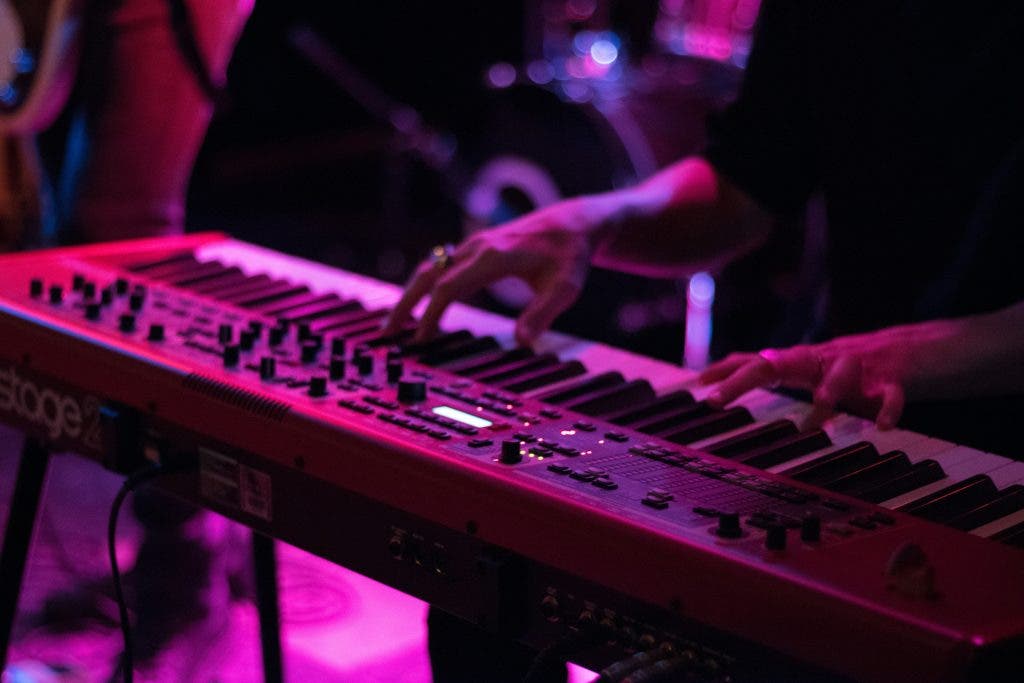 a photo of a keyboard on a small gig