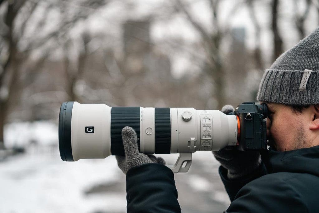 Photographer working with Sony FE 400-800mm F6.3-8 G Lens