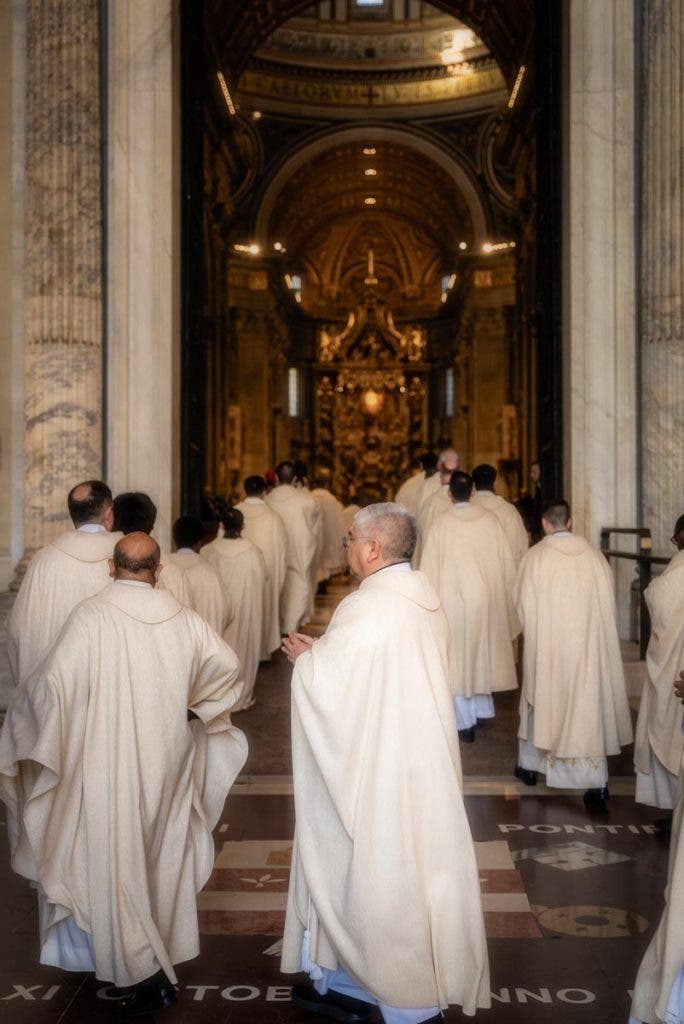 A mid-range lens allowed me to capture the New Year’s procession up close at the Vatican, zooming in and out without moving.