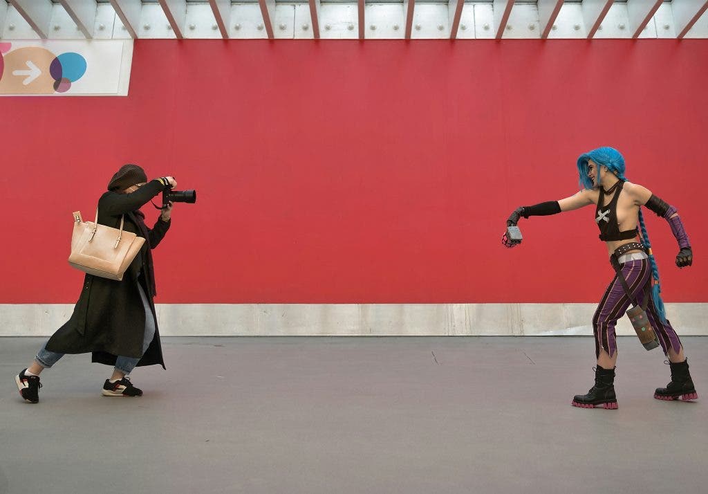 a photographer in front of a cosplayer dressed as Jinx from Arcane, the series adaptation of the video game League of Legends