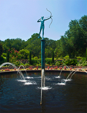 Wiggle image of a fountain with statue